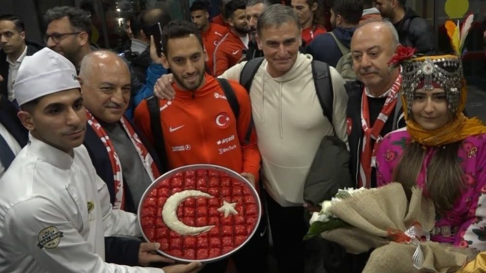 A Milli futbol takımına baklavalı karşılama